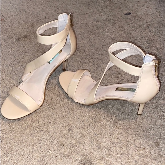Cream colored heels and 2 3/4” heel height - Picture 2 of 5